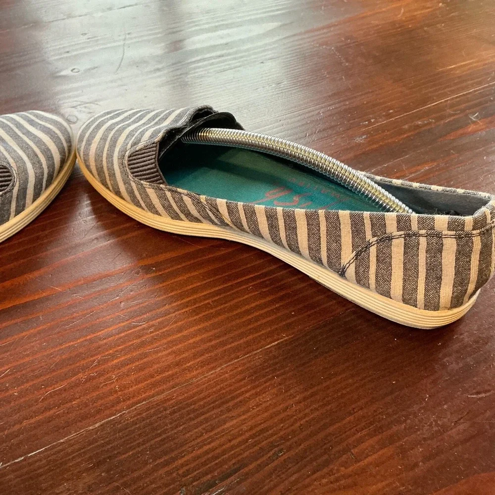 Blowfish Gillie Flat Shoes Womens Size 8‎ Gray White Striped Round Toe Slip On
